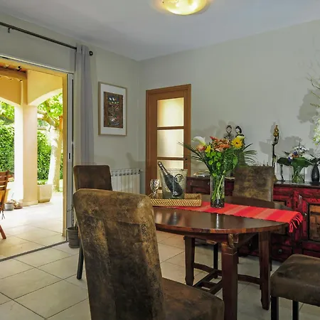 Sleeps 8 Pool Air Con Wifi